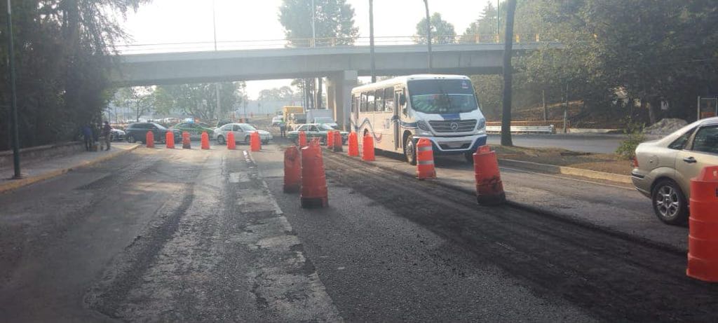 Tránsito lento en avenida Lázaro Cárdenas a la altura de Paseo de las Palmas