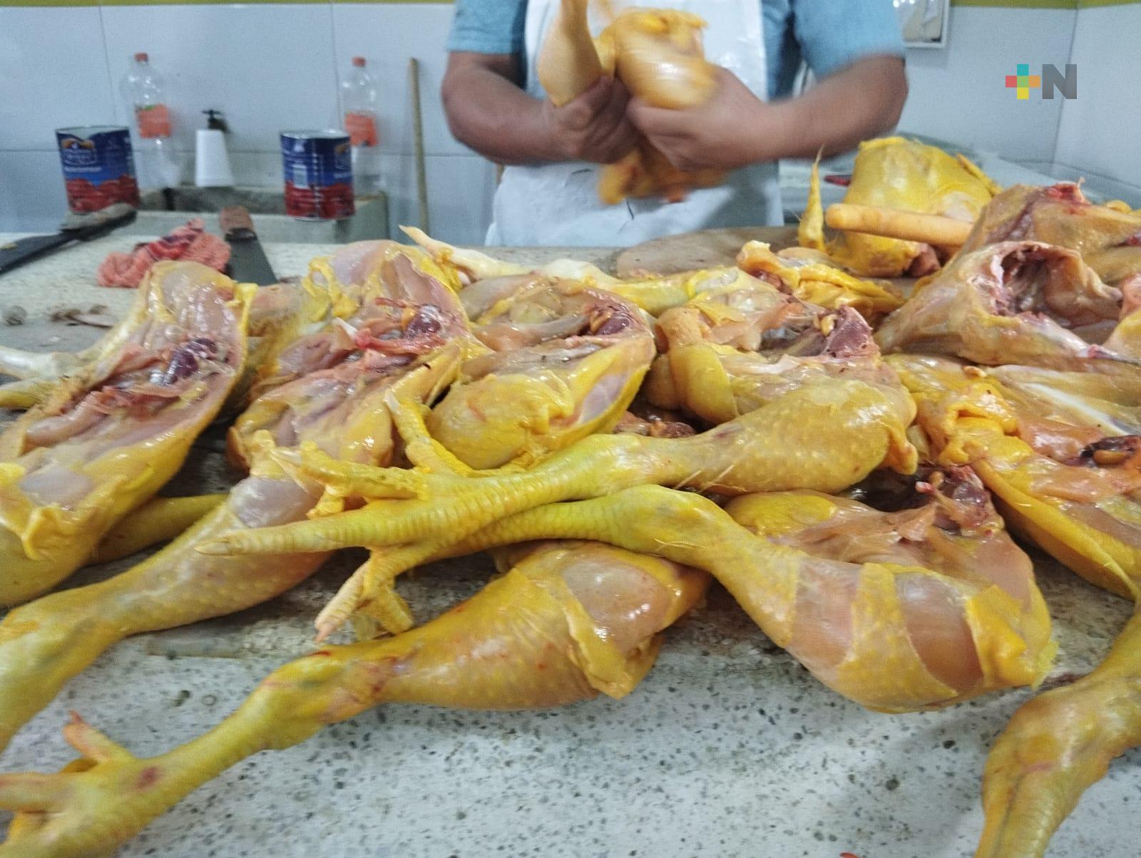 Atribuyen al calor aumento en precio del pollo hasta de 12 pesos el kilo en Veracruz puerto