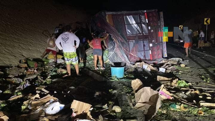 Vuelca torton en carretera transístmica; pobladores saquean cargamento