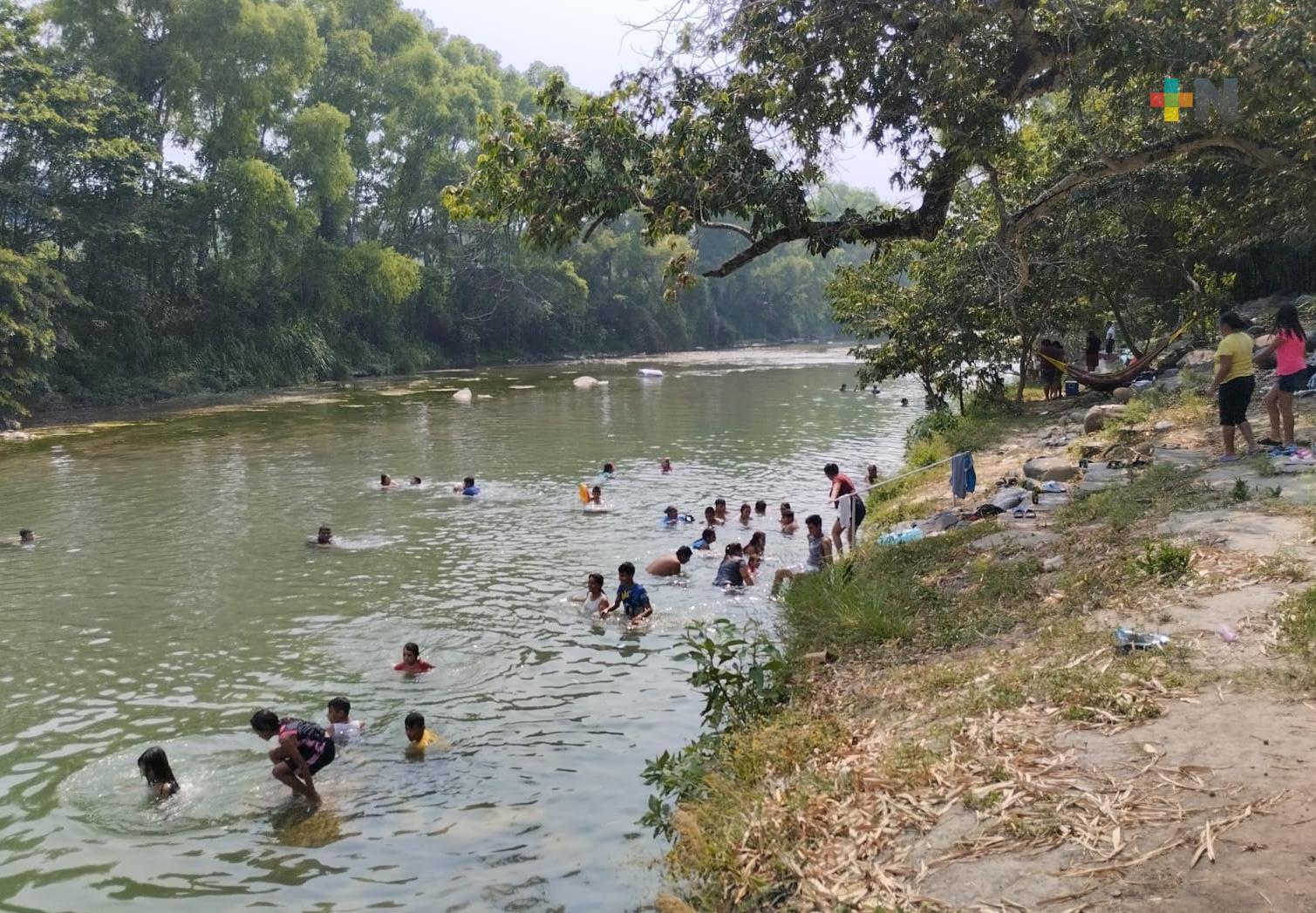 Ante los intensos calores, familias de Martínez de la Torre se refrescan en los ríos