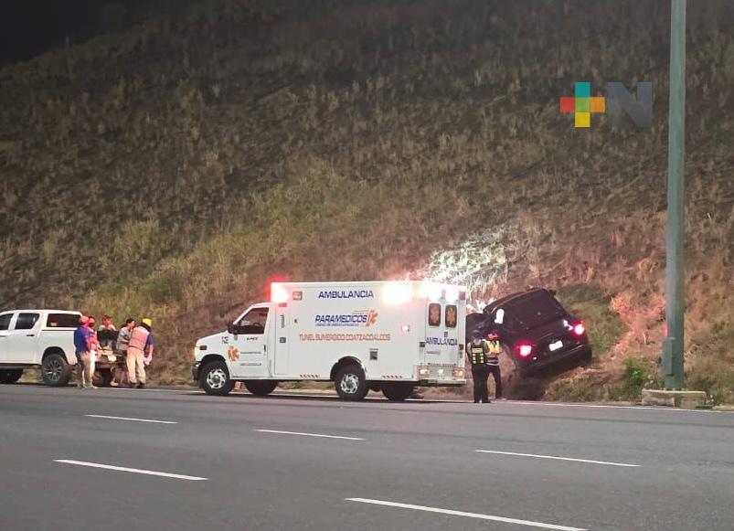 Conductora de vehículo se impactó contra un talud, en dirección a Villa Allende