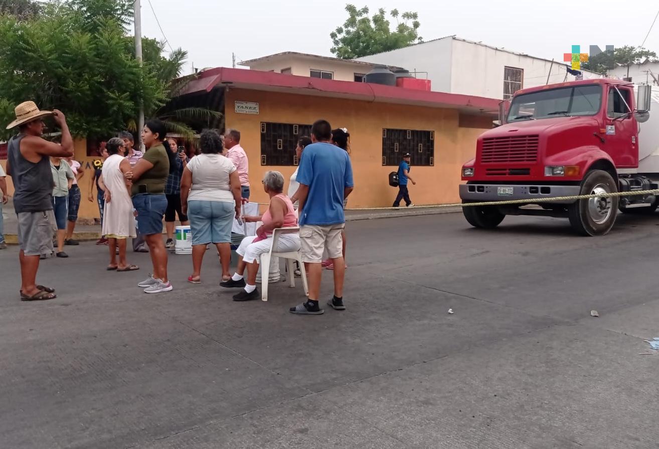 Colonos de Nuevas Esperanzas bloquean calles y exigen servicio de agua potable