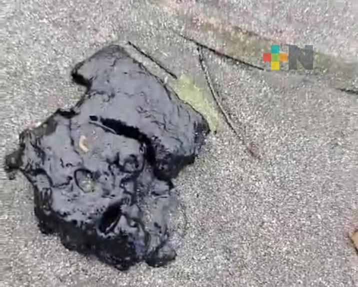 Aparece chapopote en zona de playa Villa del Mar