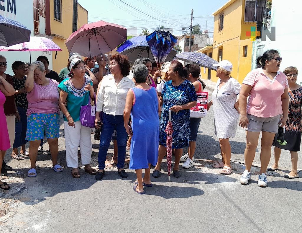 Vecinos del fraccionamiento Chivería se manifiestan por desabasto de agua potable