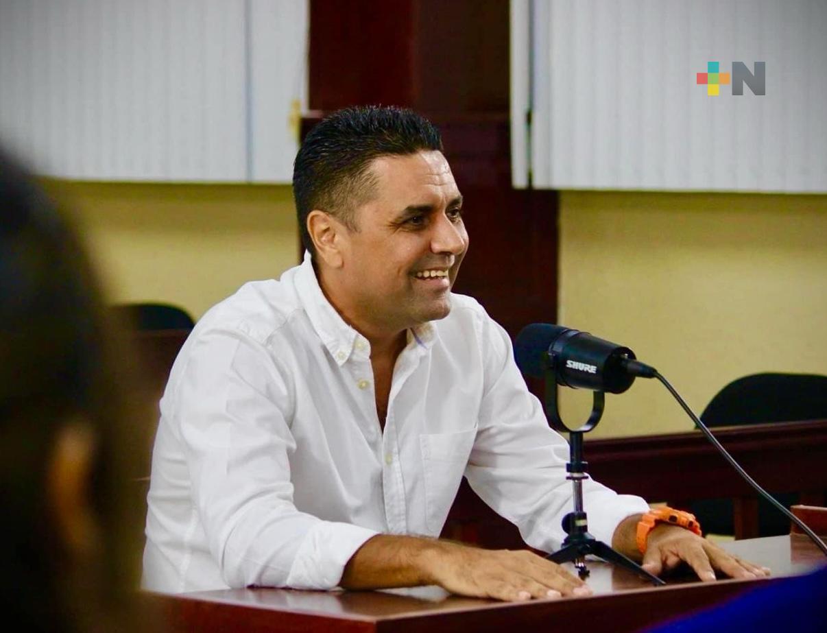 A Christopher Santos se le olvidó de donde viene