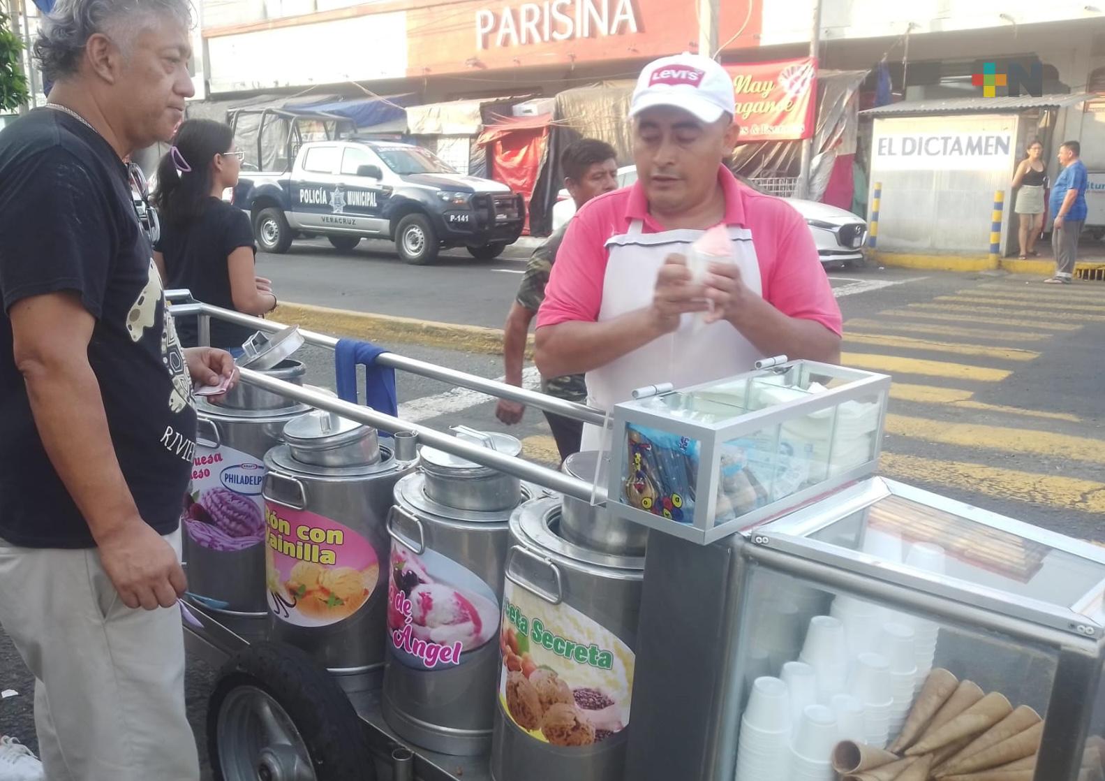 Heladeros aumentan ventas ante ola de calor en el puerto