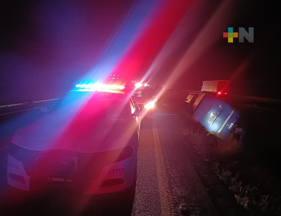 Fuerzas de tarea atienden accidente de autobús en Cosamaloapan