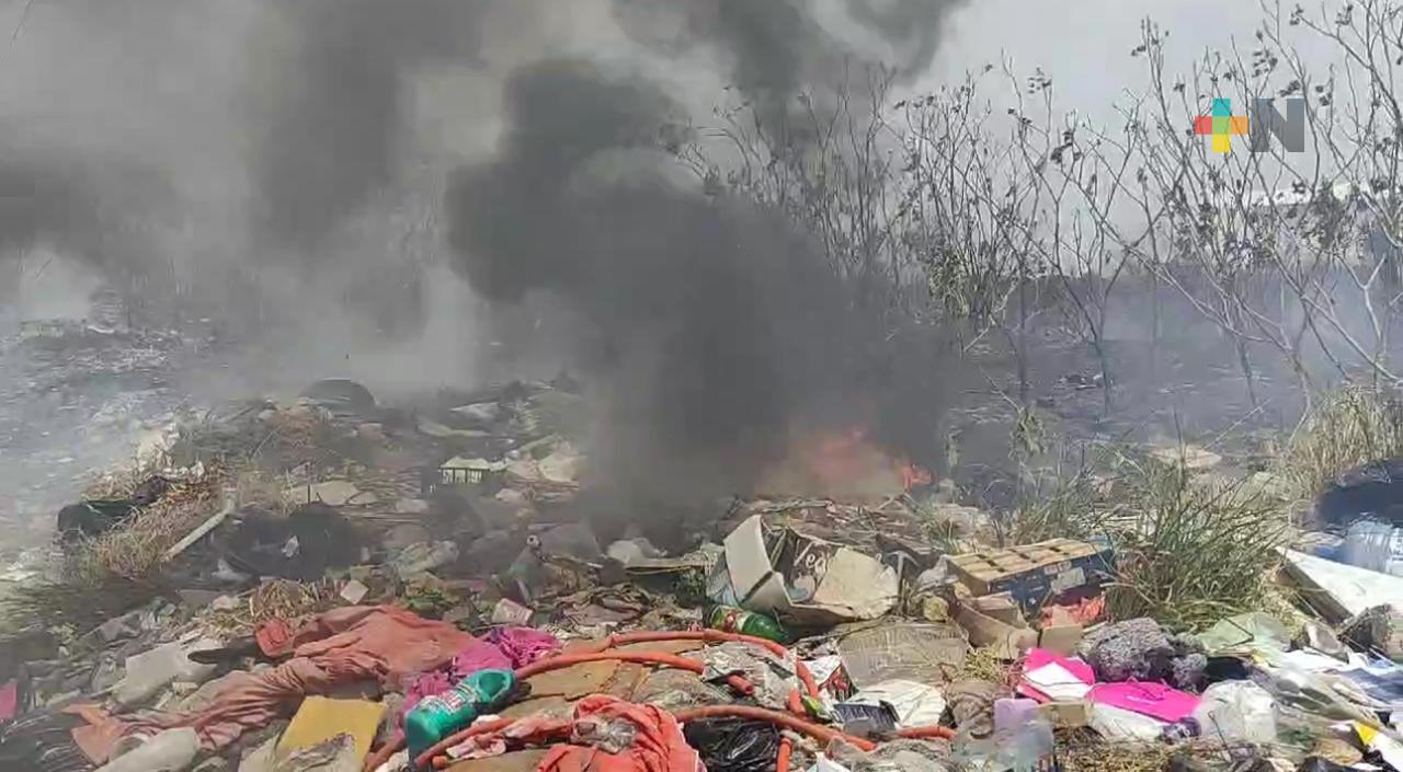 Se incendia basurero clandestino en Coatzacoalcos