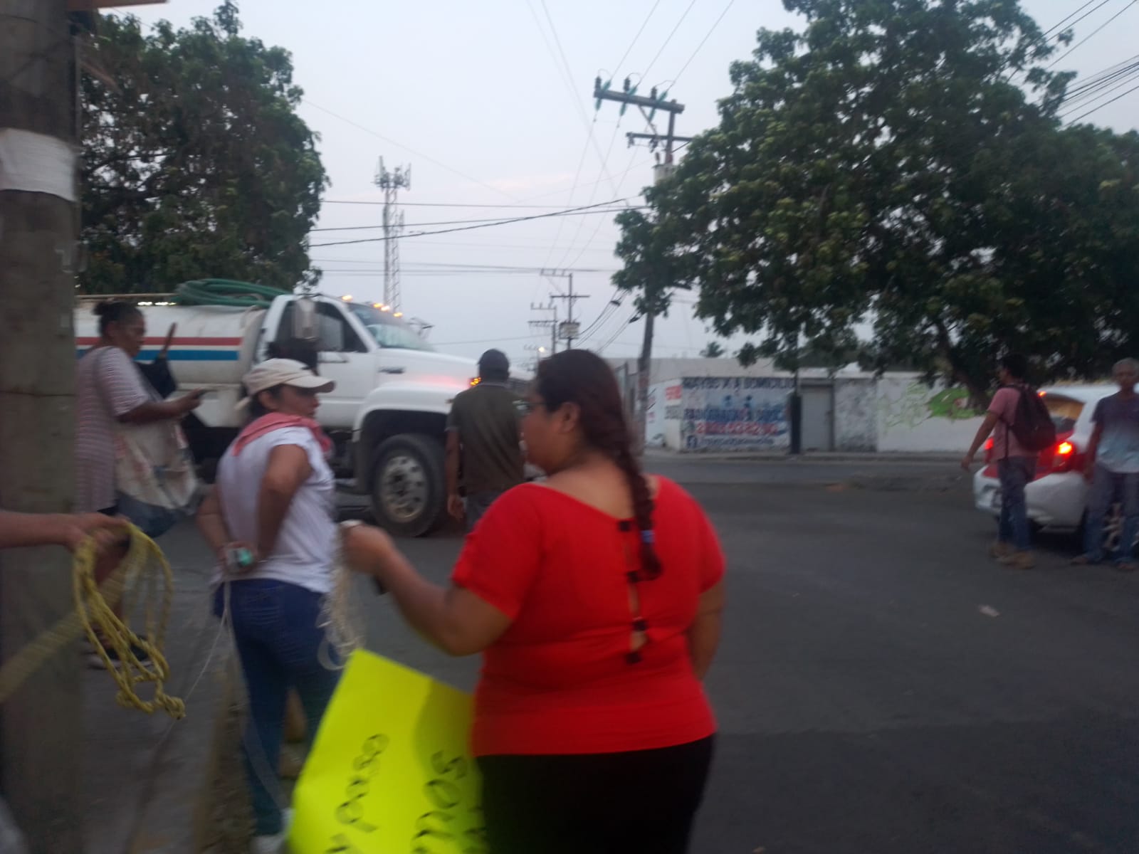 Cierran calles en Veracruz puerto para exigir agua