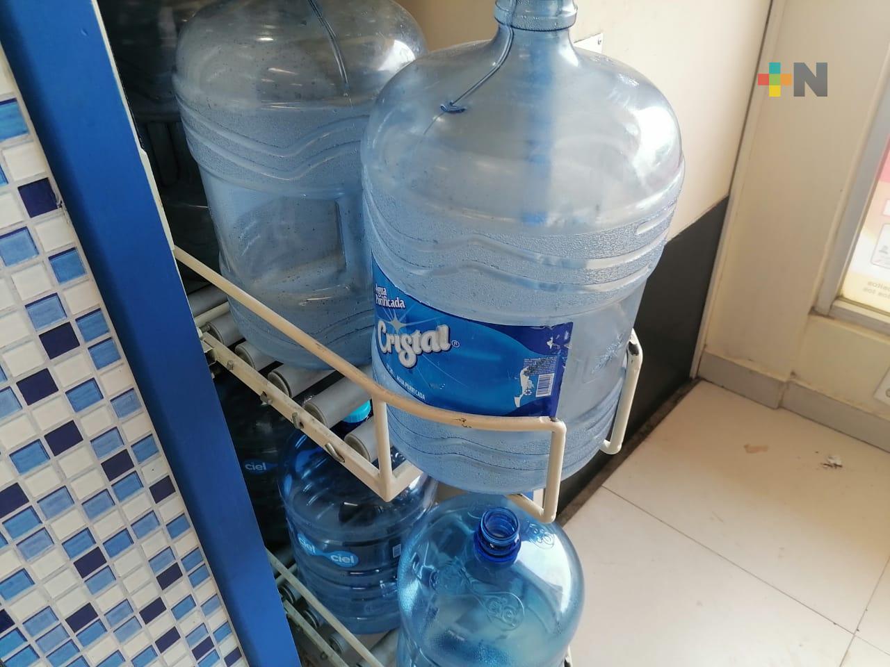 Desabasto de agua en garrafón se recrudece en Coatzacoalcos