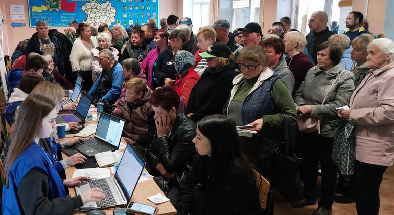 Miles de desplazados por los ataques rusos en Kharkiv, Ucrania