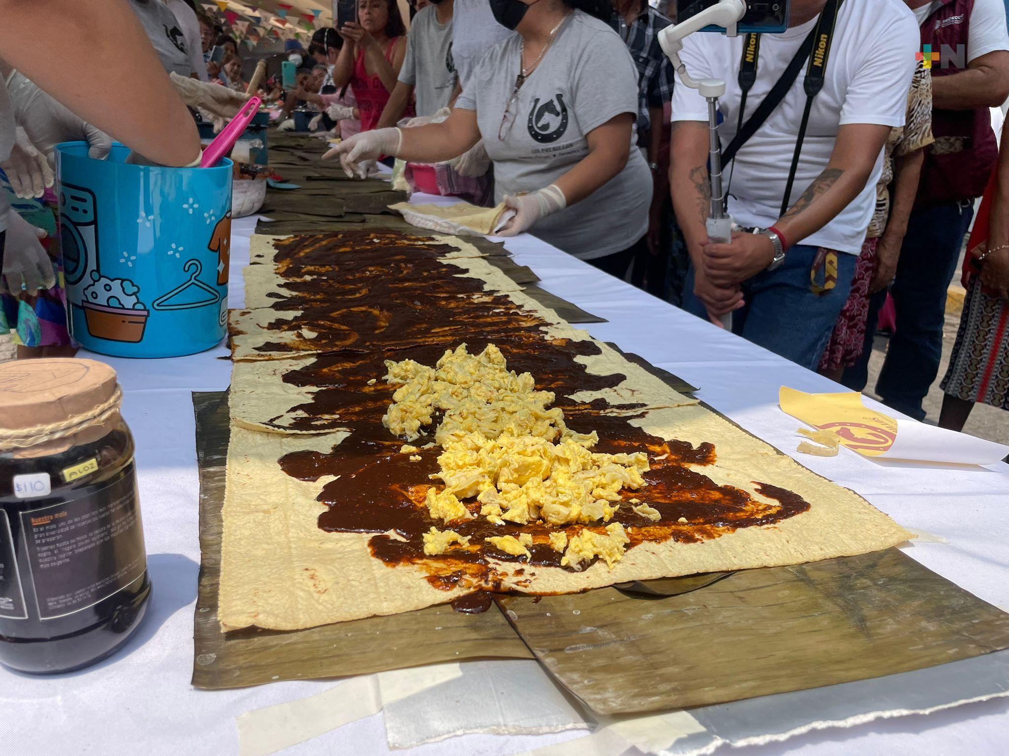 Realizan la enmolada más grande del mundo en Teocelo