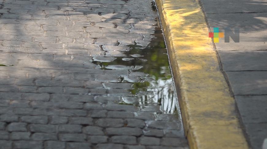 Fuga de aguas negras en calle Esteban Morales