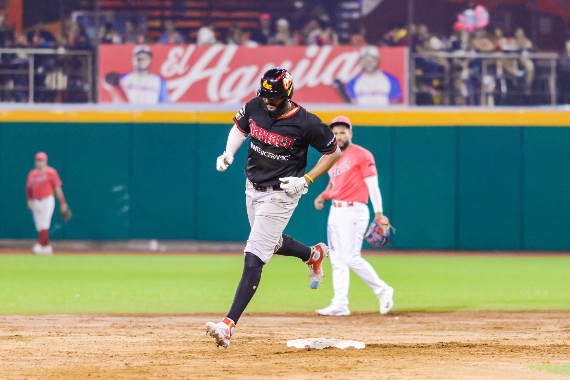 En feria de batazos, Oaxaca venció a El Águila por 12-11