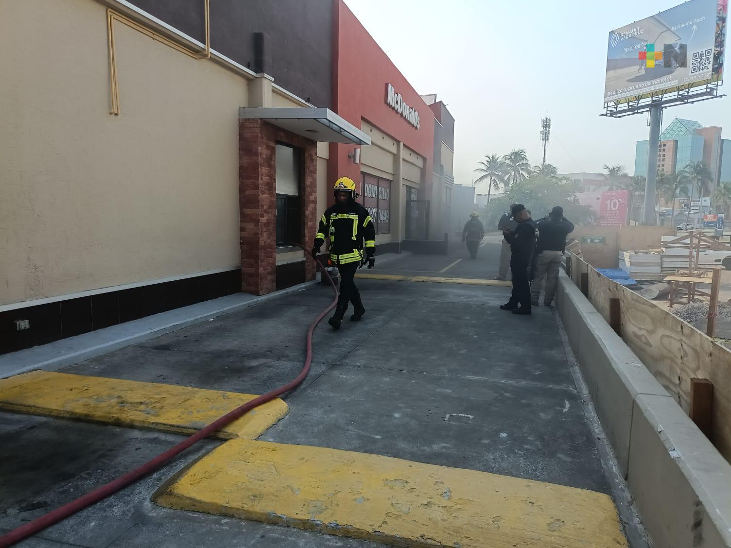 Bomberos controlan incendio en McDonald’s de Boca del Río