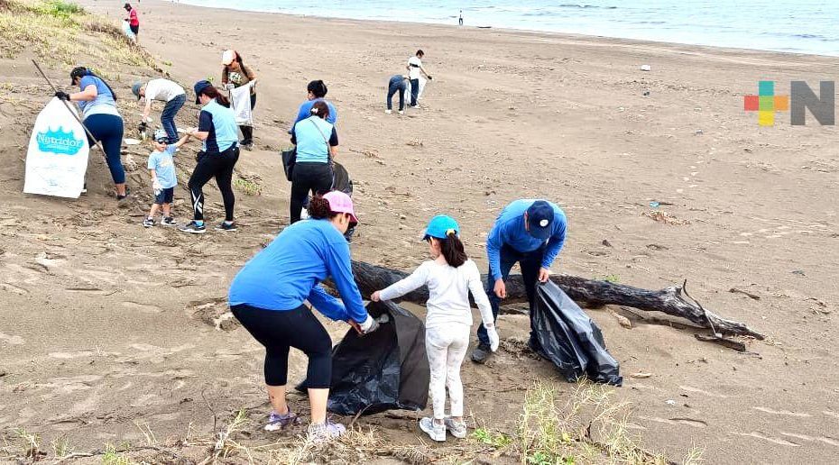 Mil 100 kilos de residuos retiran a lo largo de un kilómetro de playa en Coatzacoalcos