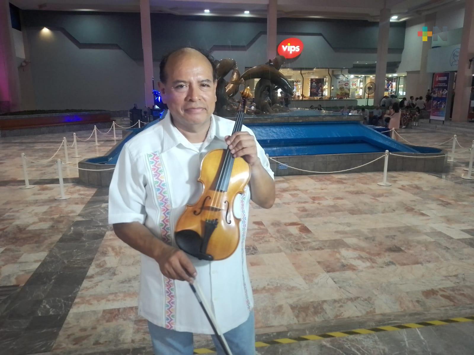 Violinista en plaza Acuario de Veracruz
