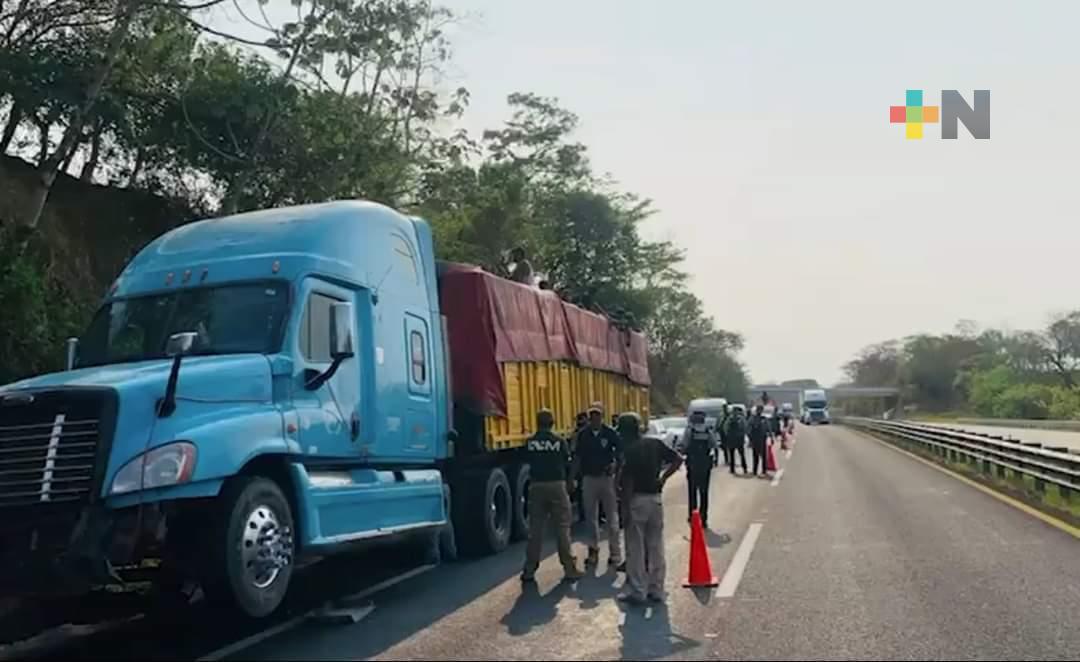 Rescatan a 63 migrantes abandonados dentro de tractocamión en carretera La Tinaja-Cosoleacaque