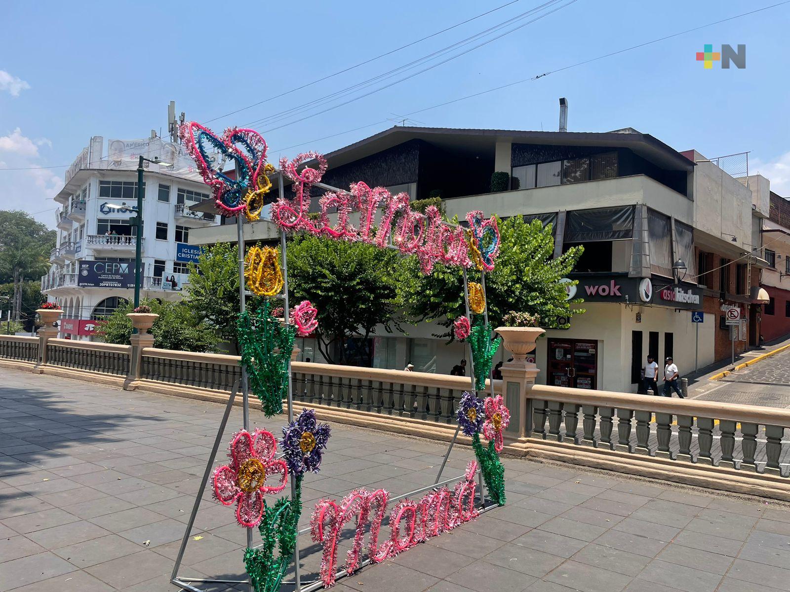 Con motivo del 10 de mayo adornan parque Juárez en Xalapa
