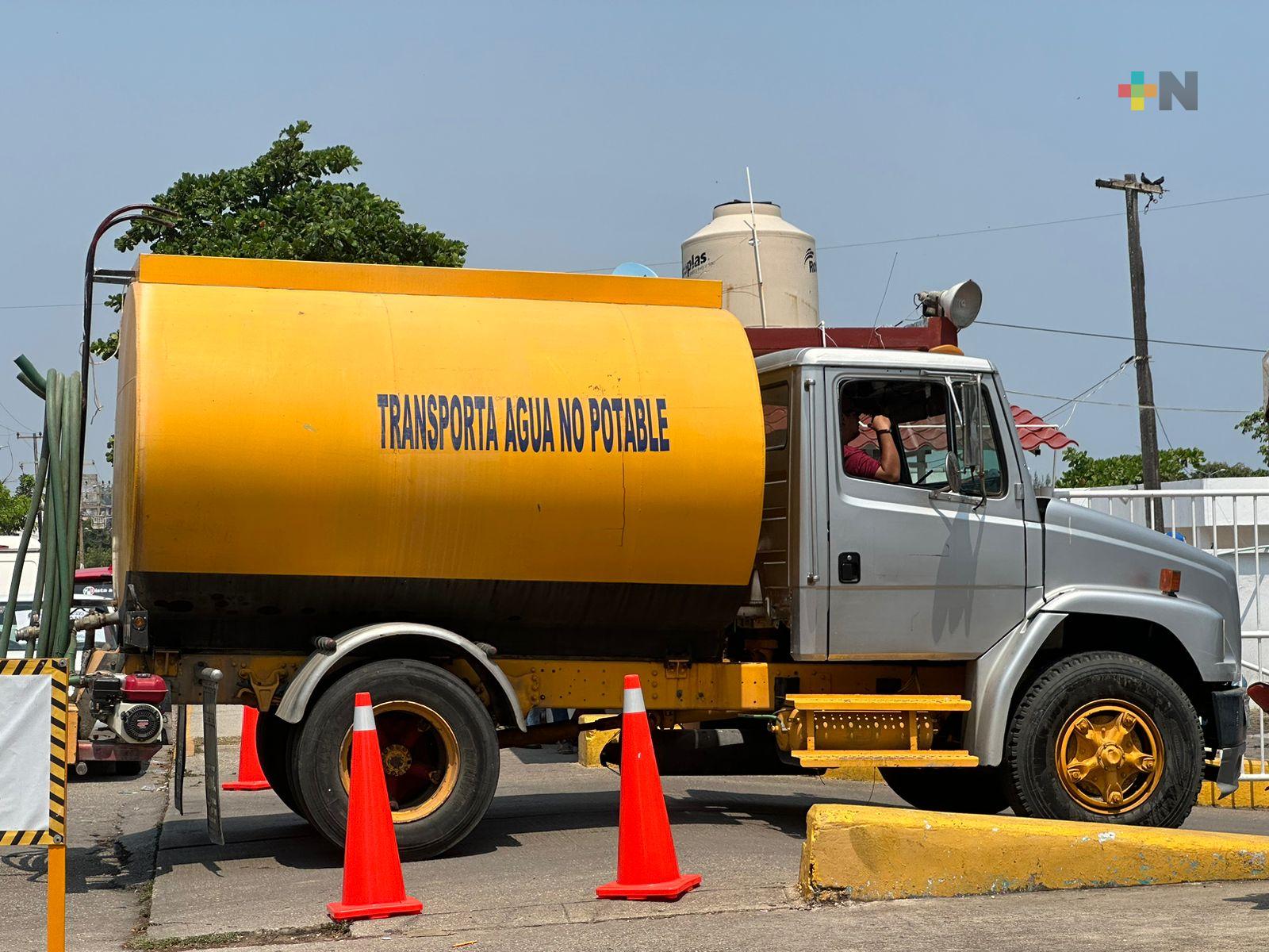 Sin regularizarse suministro de agua en Coatzacoalcos, ciudadanía continúa solicitando pipas