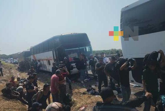 Auxilia INM a 407 personas migrantes abandonadas en tres autobuses en Veracruz