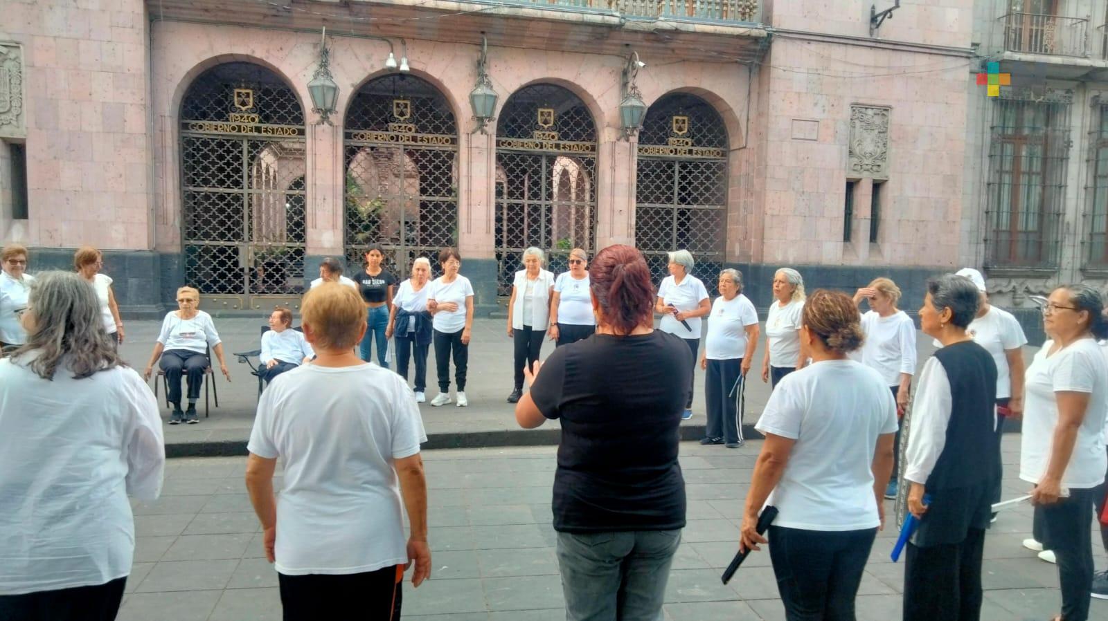 Personas de la tercera edad mejoran su salud física y mental con taichí