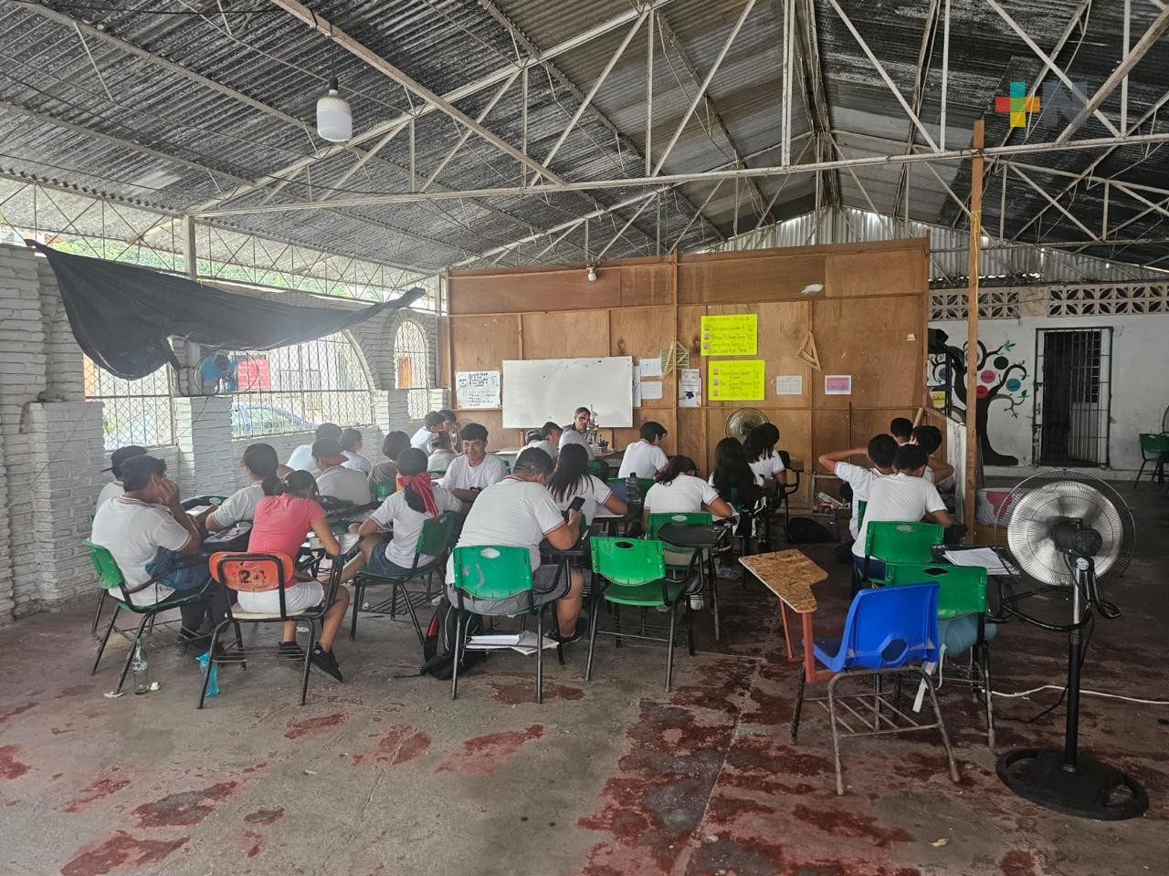 Padecen por calor en telebachillerato de Santiago de la Peña, buscan donde tomar clases