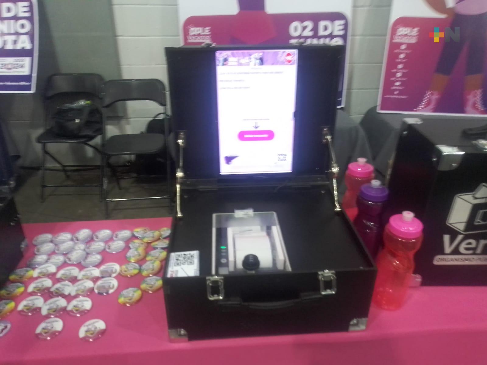 En convención de anime, OPLE instala urna electrónica para incentivar voto en jóvenes