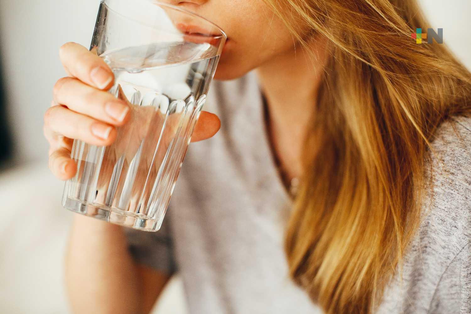 Además de hidratar, el agua simple elimina toxinas y retrasa envejecimiento