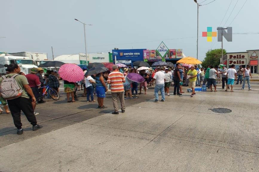 Bloquean vecinos avenida de Veracruz puerto; tienen casi un mes sin agua