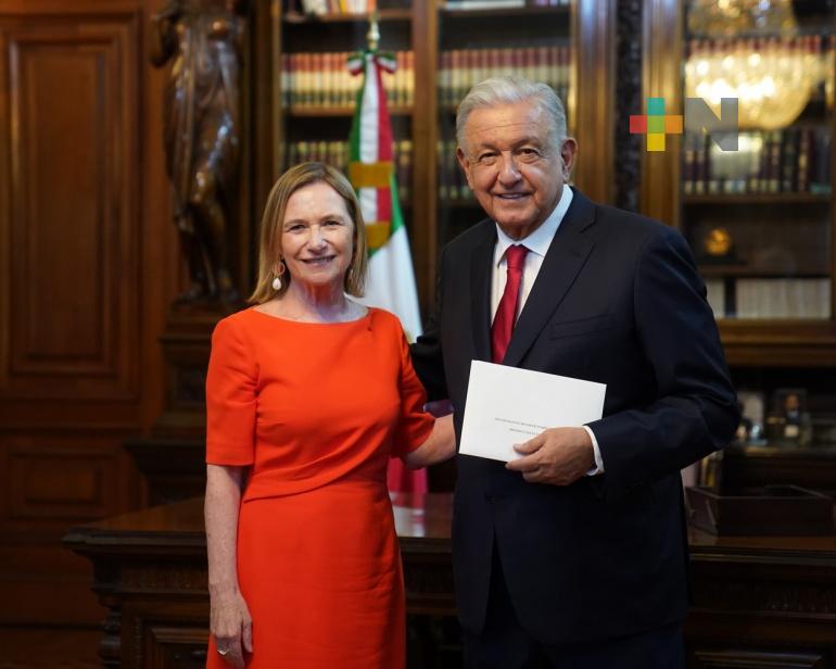 Presidente recibe cartas credenciales de 14 embajadoras y embajadores