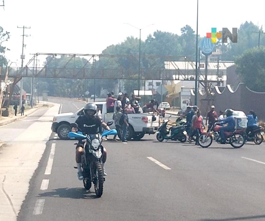 Pobladores de Ixhuacán vuelven a bloquear vialidades de Coatepec-Xalapa