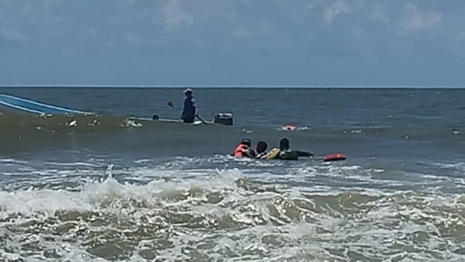 SSP rescata a dos menores arrastrados mar adentro en Chachalacas