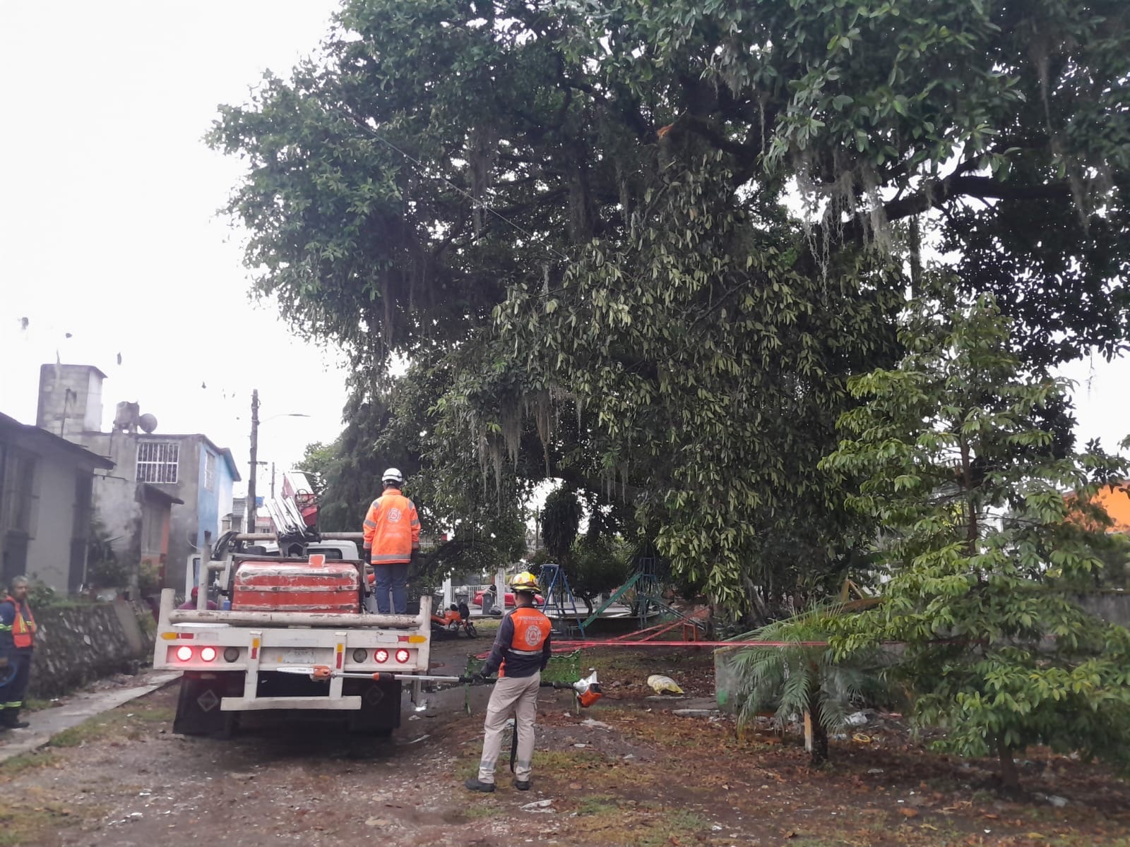 Se registran intensas lluvias en Córdoba y reportan diversos daños