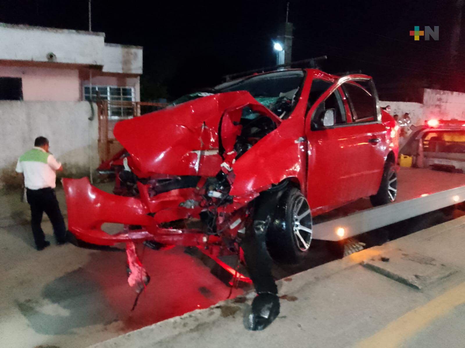 Trabajador de CFE choca su auto contra poste; se encuentra grave