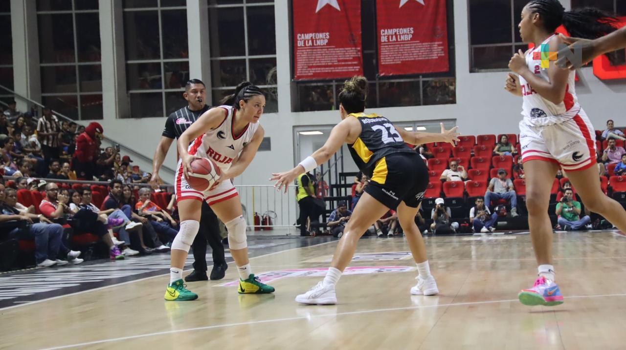 Las Rojas de Veracruz visitan a Abejas de León