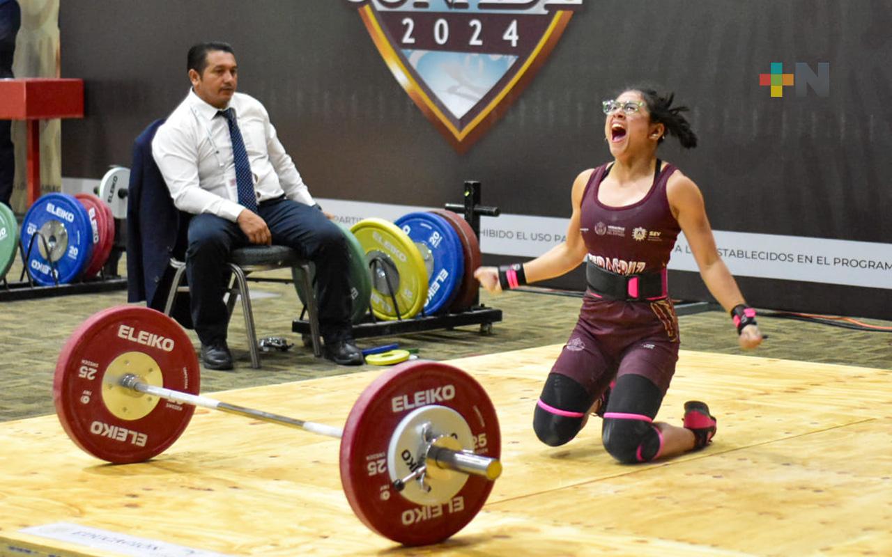 Amairani Reyes obtuvo triple oro en levantamiento de pesas femenil