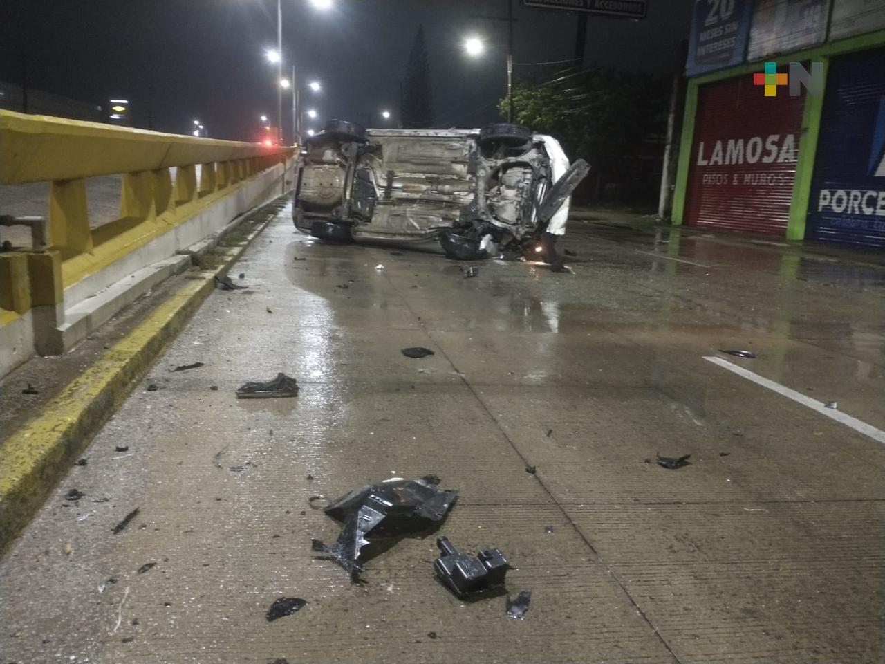 Volcó auto en carretera transístmica; conductor abandonó unidad