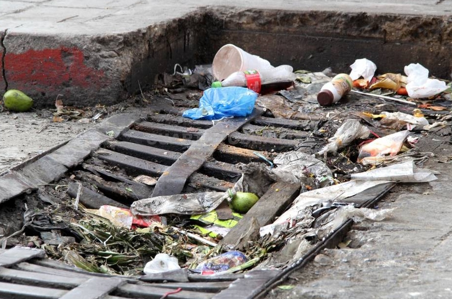 Bomberos exhortan a xalapeños a no dejar basura en calles