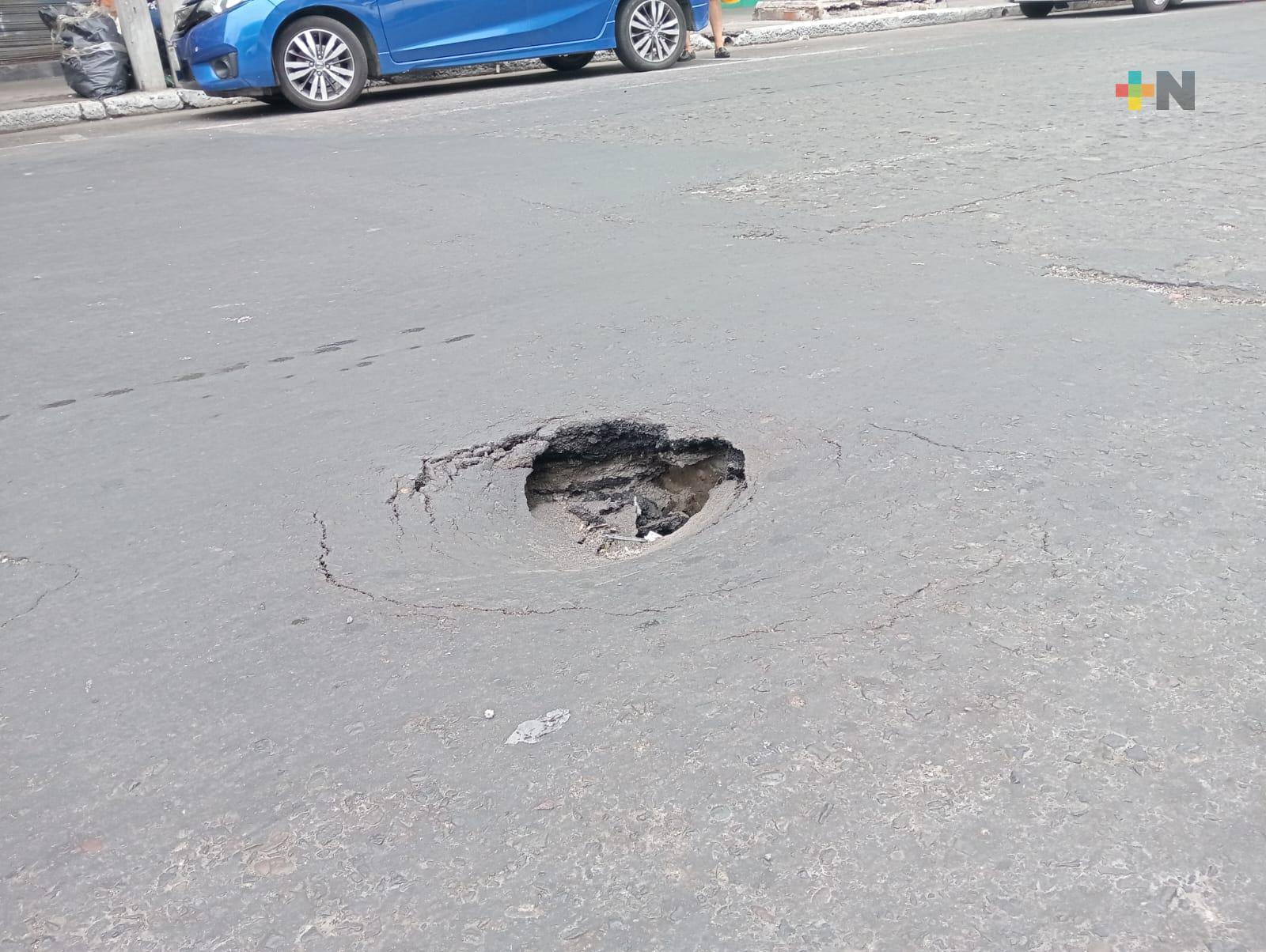Comerciantes de mercado Hidalgo reportan sin éxito gran bache que puede provocar accidentes