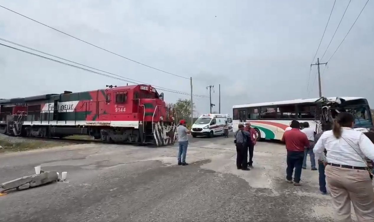 Camión del sindicato de Pemex se impacta contra tren de Ferrosur; muere una persona