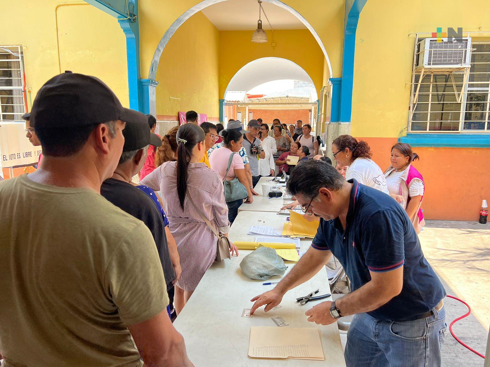 Gran afluencia de votantes en casillas de cuenca del Papaloapan; avanzan con lentitud