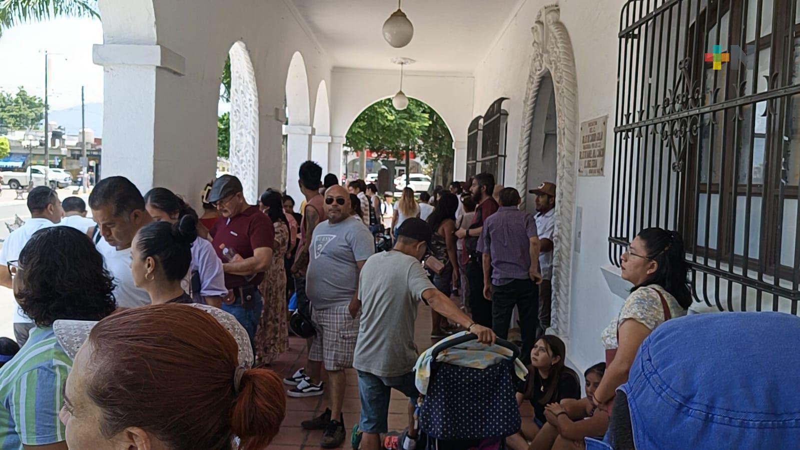 Abarrotada casilla especial de Fortín; votantes se forman esperando alcanzar boletas