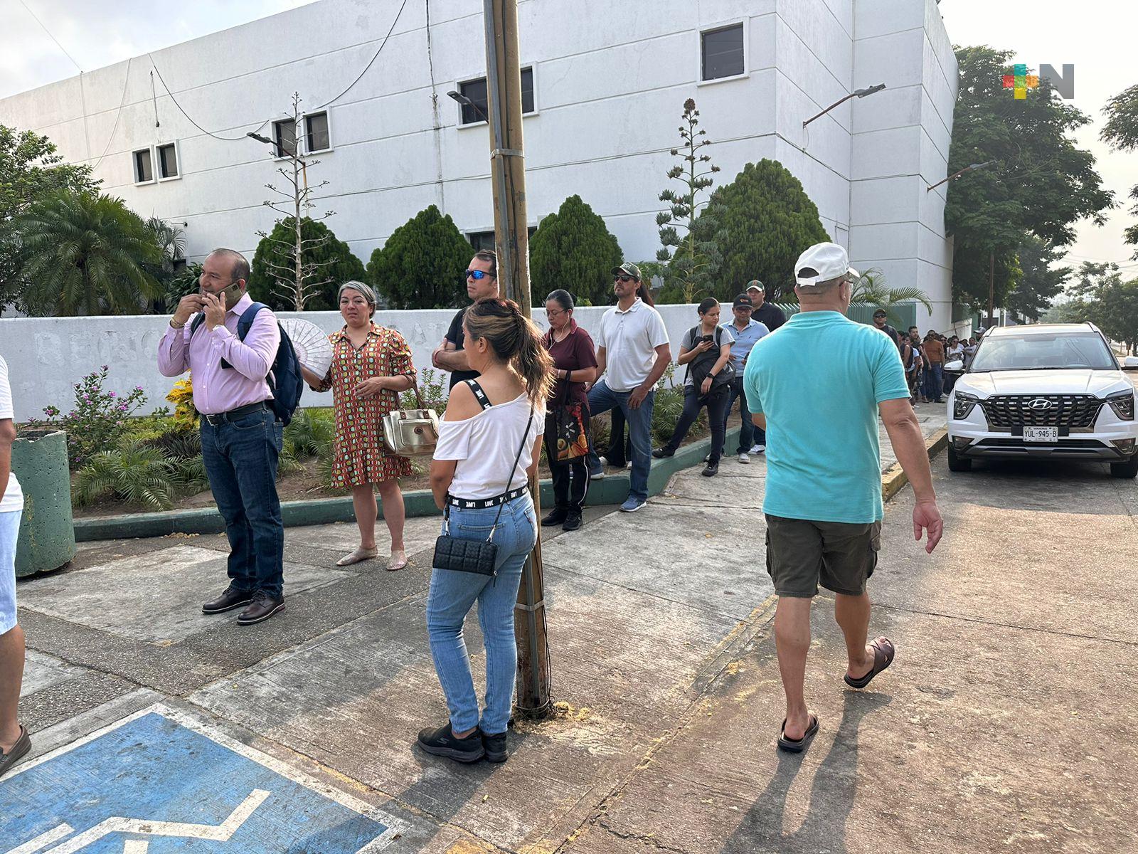 Cientos de personas hacen fila para emitir voto en casilla especial de hospital de Coatza