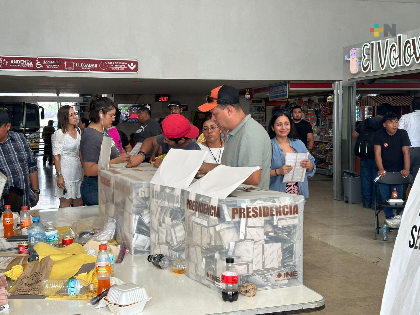 Continúan largas filas en casillas especiales de Coatzacoalcos