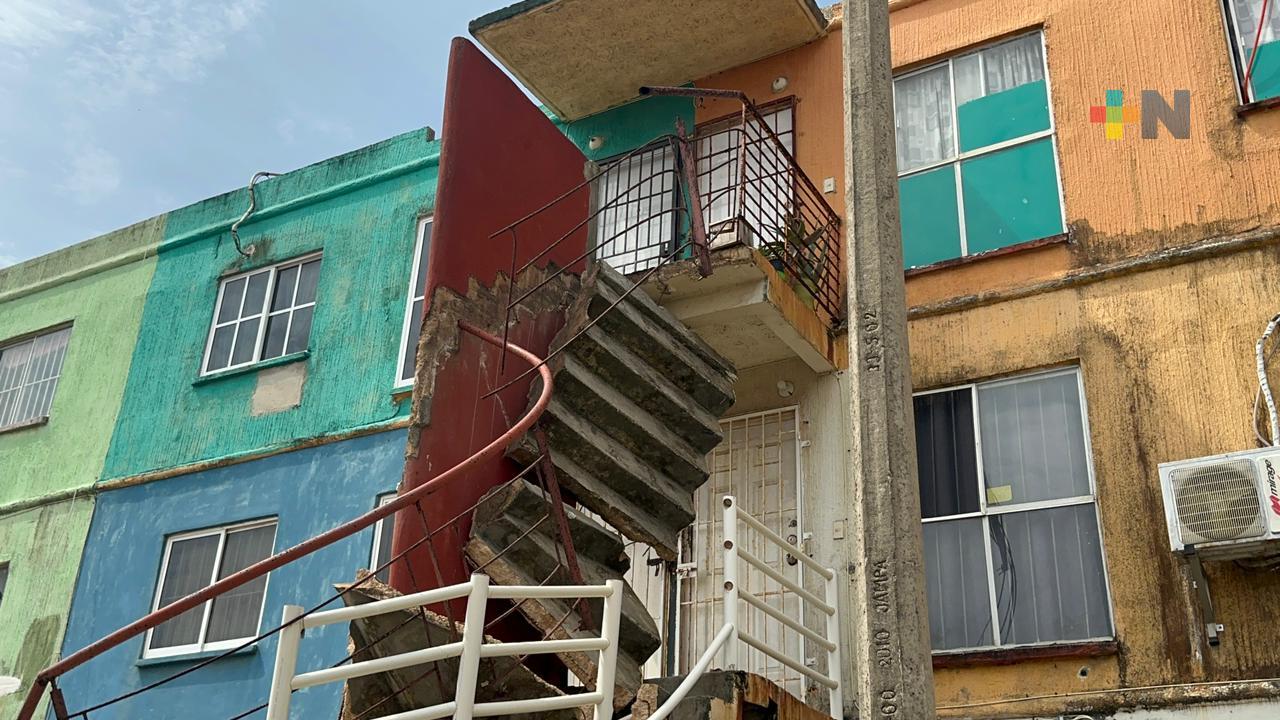 Colapso de escalera en fraccionamiento de Coatza muestra riesgo para resto del lugar