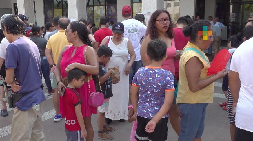 Ciudadanos acuden en familia a ejercer su derecho al voto; niños atestiguan este acto cívico