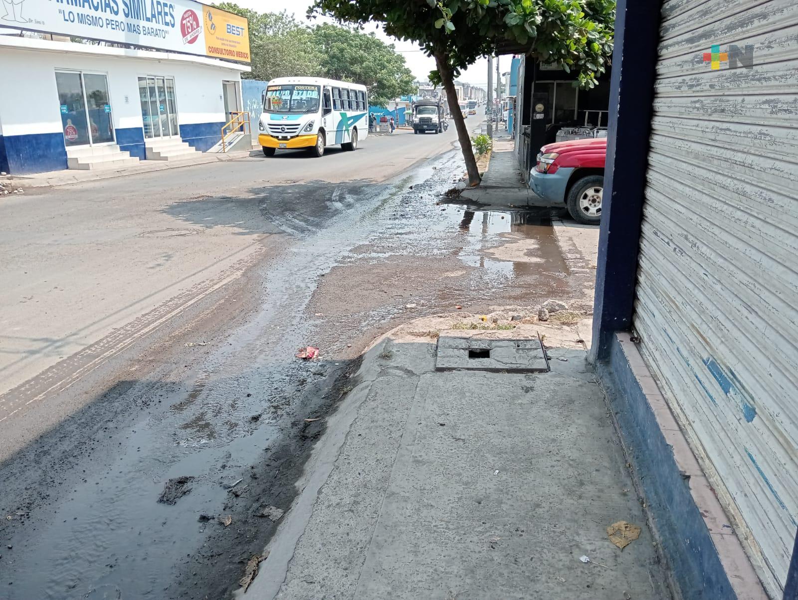 Se fuga agua potable en calles del puerto de Veracruz mientras escasea en las casas