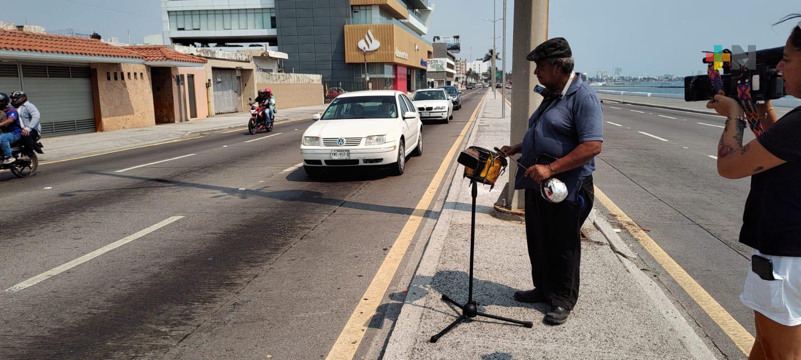 Músico porteño que trabaja en la calle, lo hace a pesar del intenso calor