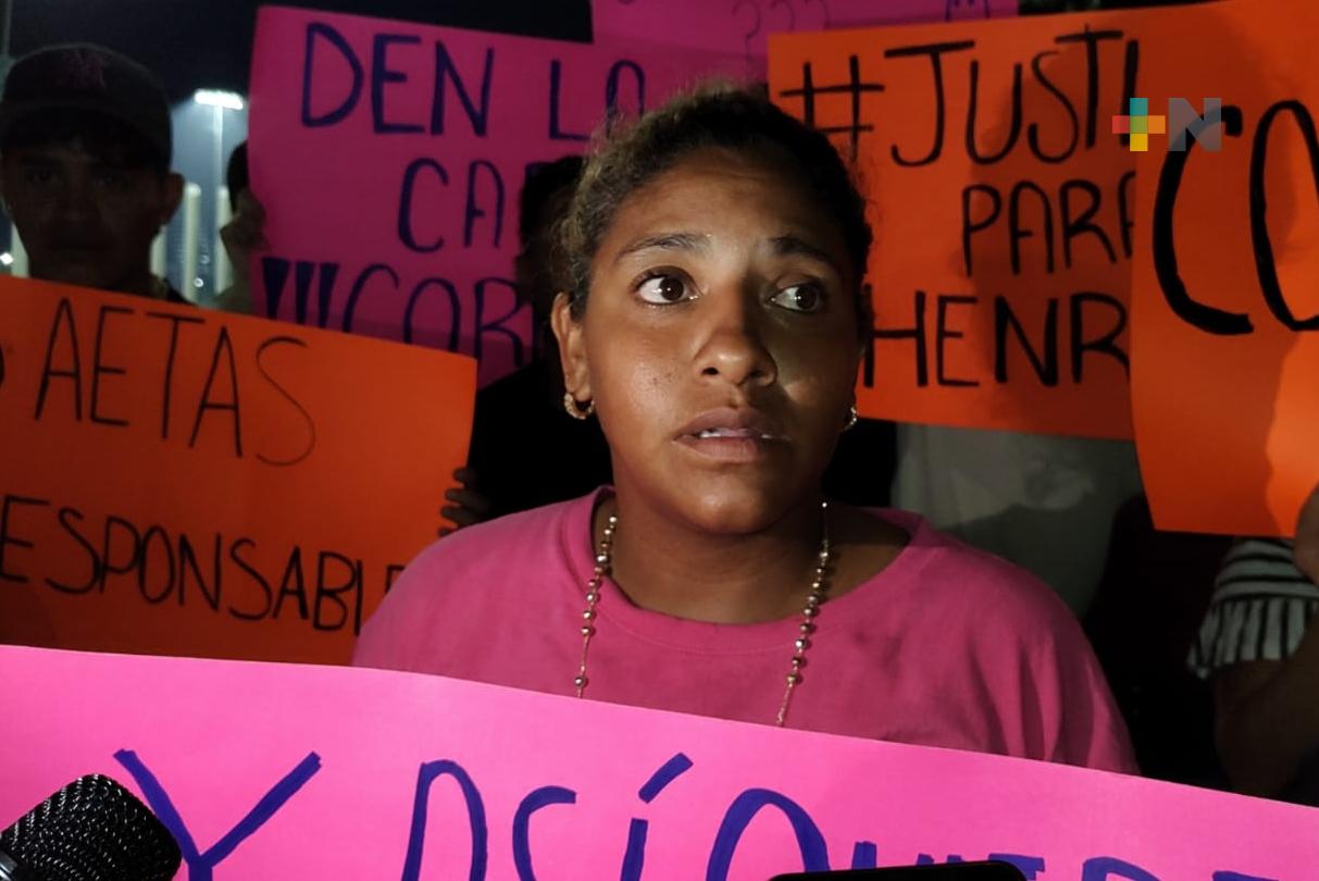 Familiares de joven lesionado en volcadura de urbano piden a empresa pague gastos médicos